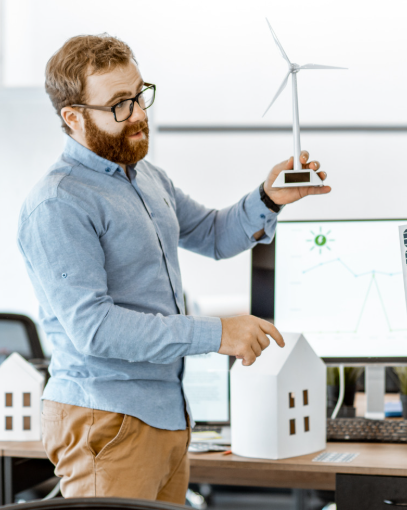 Ingenieros revisando planos de un proyecto de energía renovable