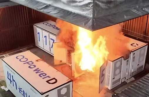 La primera prueba de incendios a puerta abierta valida la seguridad de una batería de red de 625 MWh